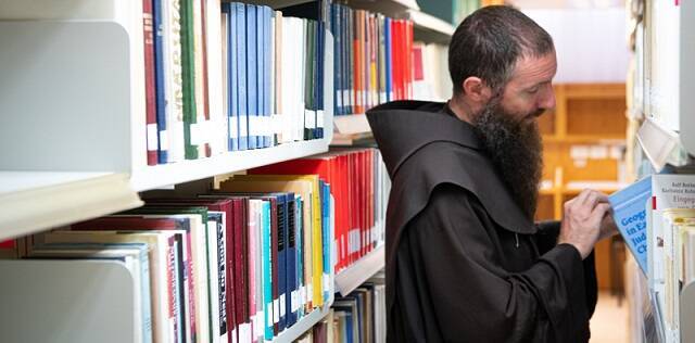 Fray Alessandro Coniglio en la biblioteca de 50.000 volúmenes del Studium Biblicum Franciscanum de Jerusalén