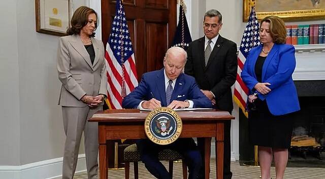 Biden con Kamala Harris firmando órdenes... 