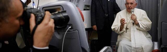 El Papa Francisco improvisa respuestas con los periodistas en el vuelo de vuelta de Canadá a Roma