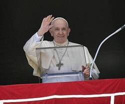 El Papa Francisco saluda desde la ventana del Palacio Apostólico