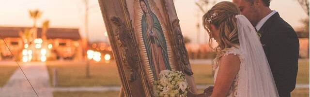 Un matrimonio entrega ramo a la Virgen de Guadalupe