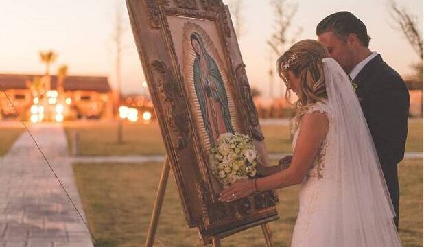 Un matrimonio entrega ramo a la Virgen de Guadalupe