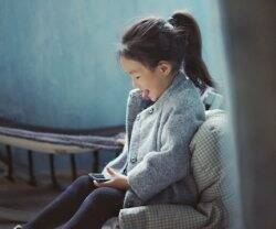 Una niña con teléfono móvil.