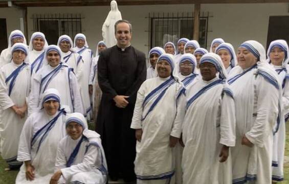 El padre Ignacio Amorós, con un grupo de misioneras de la Caridad, orden que ha sido fundamental en su vida