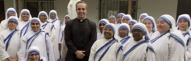 El padre Ignacio Amorós, con un grupo de misioneras de la Caridad, orden que ha sido fundamental en su vida