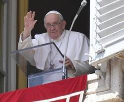 El Papa, durante el rezo del Ángelus de este domingo