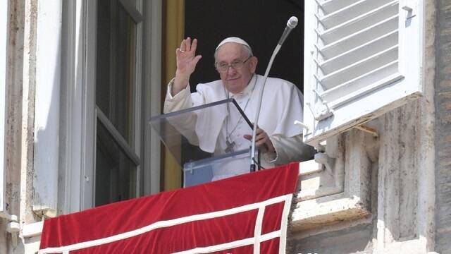 El Papa, durante el rezo del Ángelus de este domingo