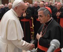 Francisco y el cardenal Becciu.