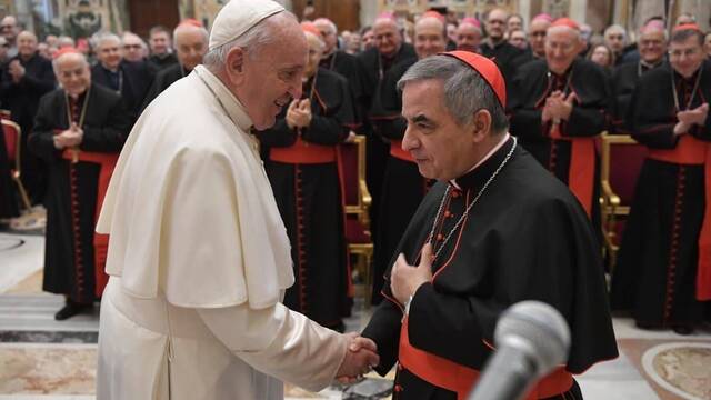 Francisco y el cardenal Becciu.
