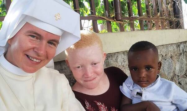 Una religiosa misionera polaca de la SMA con algunos de los niños que ayudan en Tanzania