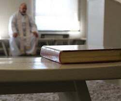 Un sacerdote revestido y un libro de oración... el Señor puede pedir una parada para pensar y servirle mejor