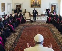 El Papa Francisco reunido con obispos de Mozambique en 2015