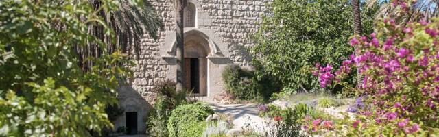 Abadía cruzada en la bíblica Emaús: hoy los monjes de san Benito cultivan flores sobre un manantial