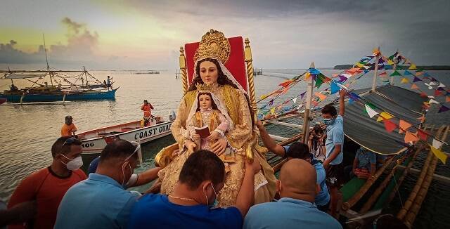 Fiesta de la Natividad de María en Borongan, Filipinas; sacan la Virgen Niña con su madre Santa Ana; foto de Alren Beronio para Licas