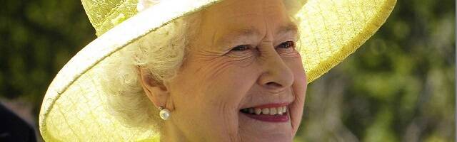 Isabel II de Inglaterra con sombrero amarillo chillón