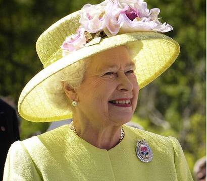 Isabel II de Inglaterra con sombrero amarillo chillón