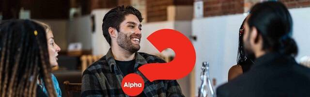 Jóvenes que hablan y el logo de Alpha