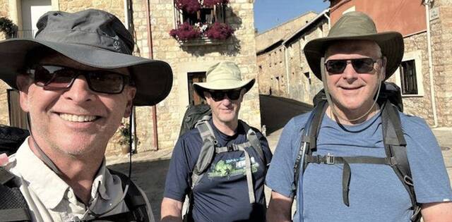Tres peregrinos de EE.UU. recorren juntos el Camino de Santiago: «¡Dios mío, pero si son obispos!»