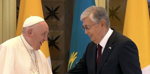 El Papa aterriza en Kazajistán: «Vengo como peregrino de la Paz, en busca de diálogo y unidad»