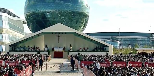 Misa del Papa en Kazajistán: «Ser cristianos es no mordernos entre nosotros, no murmurar, no acusar»