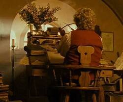 Bilbo Bolsón escribiendo en su estudio 