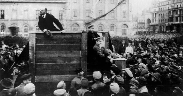Arenga de Lenin encima de un camión.