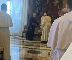 El Papa en su llegada al encuentro con los premostratenses, orden que celebra su Noveno centenario