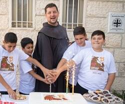 Franciscano con niños en la Casa del Niño en Belén