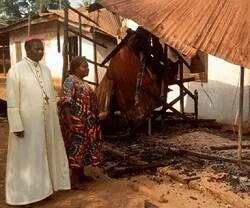 El arzobispo Nkea visita en 2020 una casa destruida por la violencia que golpea Camerún desde 2017