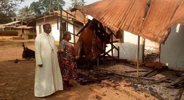 El arzobispo Nkea visita en 2020 una casa destruida por la violencia que golpea Camerún desde 2017