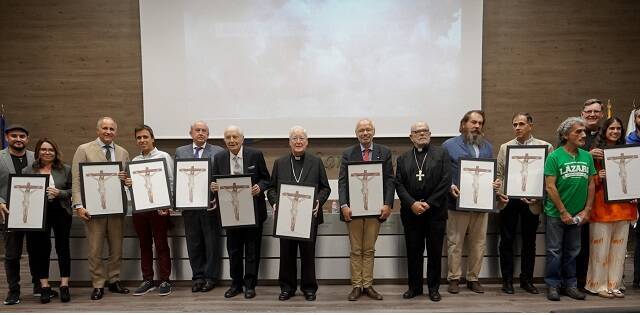 Quita edición de los Premios Religión en Libertad - posan premiados, menos Enrique Rojas 