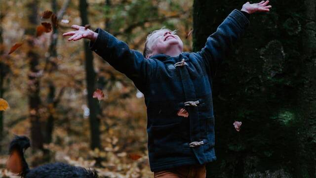 Niño feliz en el bosque.