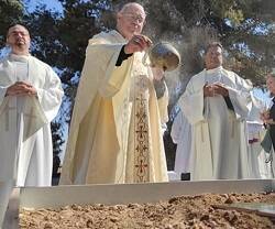 Francisco Cerro, arzobispo de Toledo, bendice la primera piedra de la capilla de Guadalupe en el Campo de los Pastores