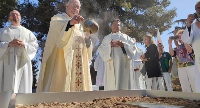 Francisco Cerro, arzobispo de Toledo, bendice la primera piedra de la capilla de Guadalupe en el Campo de los Pastores