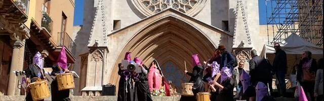 Manifestación feminista grosera en el 8 de mayo con proclamas anticatólicas frente a la catedral de Tarragona