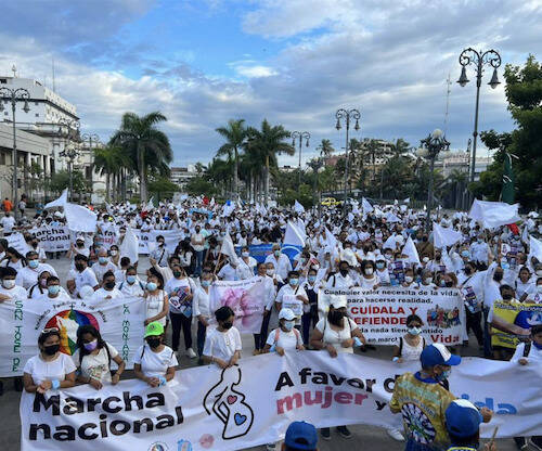 Miles de mexicanos marchan a favor de la vida en cien ciudades: «¡Por el vientre hay que empezar!»