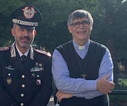 El Padre Maurizio en la fiesta de los Carabineros en verano, a los que apoya contra la mafia y la corrupción