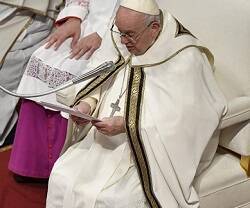 El Papa Francisco lee su mensaje en la misa por los 60 años de inicio del Concilio Vaticano II