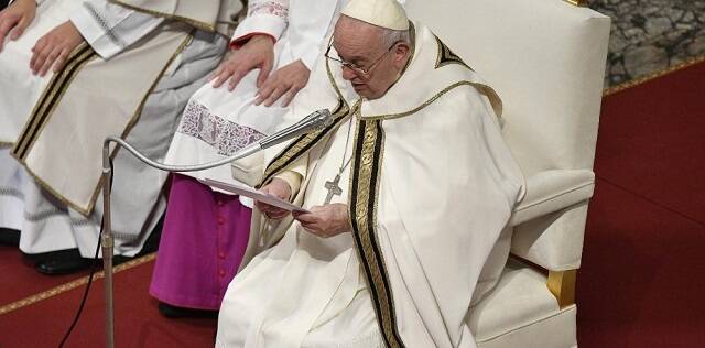 El Papa Francisco lee su mensaje en la misa por los 60 años de inicio del Concilio Vaticano II