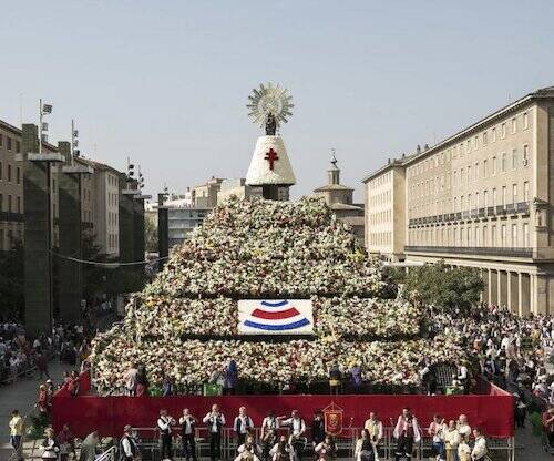 España celebra la Virgen del Pilar, y la Hispanidad; siete millones de flores a los pies de María