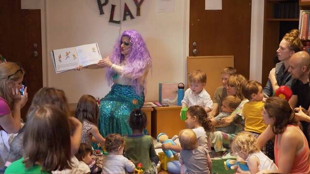 Drag queen dando clase a menores.