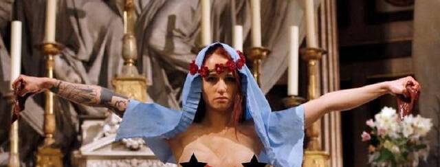 Activista de Femen en la iglesia parisina de la Madeleine en 2013