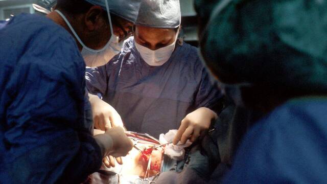 Cirujanos operando.