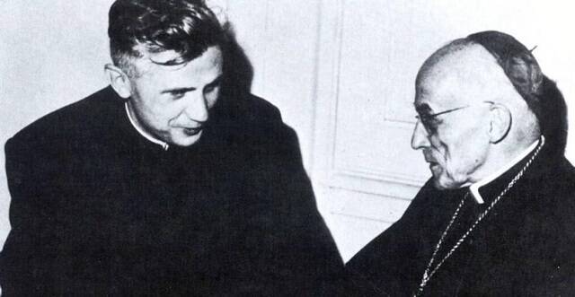 Un joven Ratzinger, entre 1962 y 1965, con el cardenal Josef Frings, de Colonia