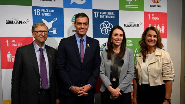 El presidente del Gobierno de España, Pedro Sánchez, junto a Bill y Melissa Gates y la Presidenta de Nueva Zelanda Jacinda Ardern