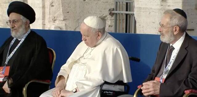 El Papa reza por la paz en el Coliseo de Roma: «Este año nuestra oración se ha convertido en grito»