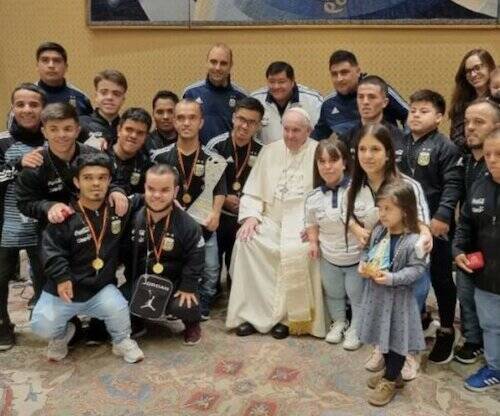 El Papa, con la Selección Argentina de fútbol de talla baja: «Cuiden esta valentía, nunca la tiren»
