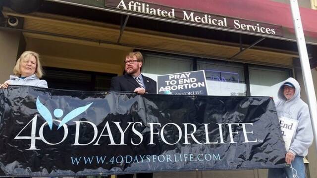 40 Días por la Vida en la clausurada Affiliated Medical Services. 