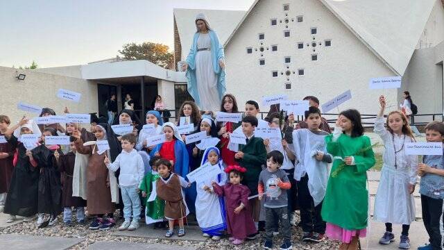 Niños de la parroquia de Uruguay María Reina celebrando Holywins. 