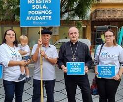 El obispo Munilla reza una clínica abortista de Alicante con voluntarios de 40 Días por la Vida